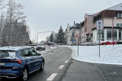 Laut Gericht ist es nicht auszuschließen, dass dieses 30er-Schild in Oberrothenbach in dem Moment verdeckt war, als Michaelis vorbeifuhr. 
