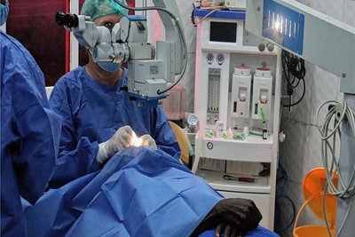 Augenärztin Hanna Pecold operierte mit ihrem Team auf Sansibar mehr als 100 Patientinnen und Patienten. Assistiert wurde ihr von deutschem aber auch von einheimischem Personal. 