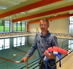 Sven Sobotka, der mit seinem Hausmeisterservice für das Sportforum in Hainichen zuständig ist, freut sich schon auf den Neustart am Montag im sanierten Lehrschwimmbecken. 
