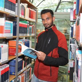 Erhielt den Preis des Deutschen Akademischen Austauschdienstes: Ahbishek Raj Yadav aus Nepal, hier in der Hochschulbibliothek. 