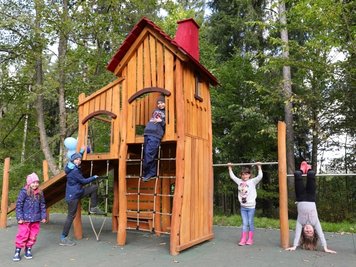 Der neue Spielplatz im weitläufigen Garten der Mutter-Vater-Kind-Kurklinik in Grünhain wurde dem Fuchsturm nachempfunden. 