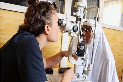 Joanna Stepniewska bei vorbereitenden Untersuchungen und der Diagnostik vor der Operation. Die Tochter von Hanna Pecold ist angehende Augenärztin. 