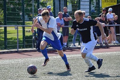 Großrückerswaldes Gregor Zucker (l.) und der Oelsnitzer Johnny Ullmann liefern sich in dieser Szene ein Laufduell um den Ball. Am Ende konnten Zucker und seine Teamkollegen jubeln. 