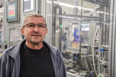 Als wichtige Errungenschaft für die Belegschaft bezeichnet der Betriebsrat – hier dessen stellvertretender Vorsitzender Michael Thiel – den Abschluss eines Haustarifvertrags.