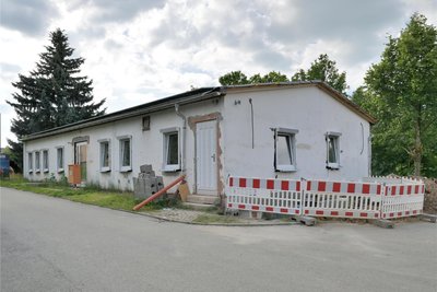 Die Umbaumaßnahmen im ehemaligen Sportlerheim in Niederwürschnitz, das zu einer Arztpraxis umfunktioniert wird, schreiten voran.