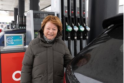 Eva Maria Mayerhoefer tankt immer in Tschechien. So auch am Donnerstag in Vejprty (Weipert). Autofahrer sparen aktuell zum Teil erheblich.