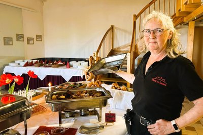 Katrin Zickmantel ist Kellnerin bei Rots Wiesen in Augustusburg. Sonntagsvormittags kann man dort brunchen.