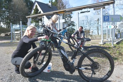 E-Mountainbikes lassen sich sich im Berghotel Talblick ausleihen. Iris Gläser (m.), Vendula Tychlerova und Jörg Hänel warten sie regelmäßig.