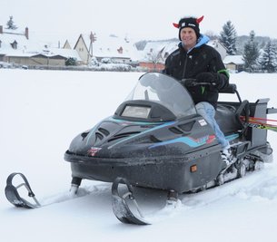 Thomas Sprunk zieht mit dem Schlitten eine Spur für die Skiläufer.