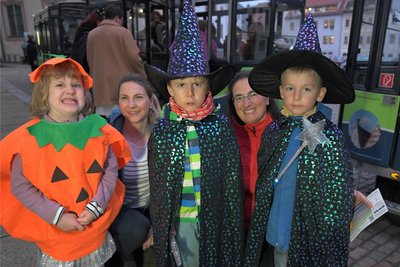 Lilly (5) mit Mutti Anna Engel aus Freiberg, Anja Mütze mit den Zwillingen Adrian und Arthur (5) aus Sohra (v. l.) waren ebenfalls Gruselgäste der Silberstadt-Bahn.