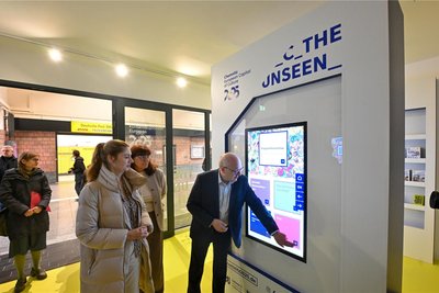 Der neue Infopoint der Kulturhauptstadt am Hauptbahnhof. Auf einem großen Bildschirm können sich Besucher über Chemnitz, Veranstaltungen und mehr informieren. Im Bild: Andrea Pier und OB Sven Schulze.