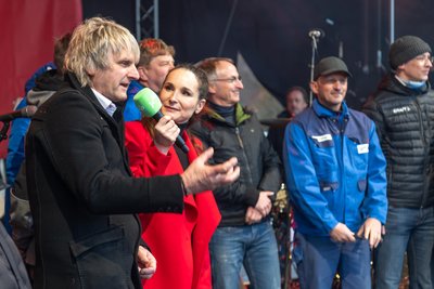 Olbernhaus Bürgermeister Jörg Klaffenbach und MDR-Jump-Moderatorin Sarah von Neuburg haben die Helfer auf die Bühne geholt.
