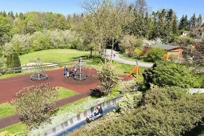 Sommerrodelbahn und Spielplatz liegen direkt unter der Gaststätte von Rosts Wiesen.