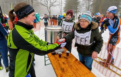 Zu den insgesamt 35 Helfern gehörten Inge Mehner und Tine Mückel (von rechts), die den Sportlern nach dem Zieleinlauf heißen Tee reichten.