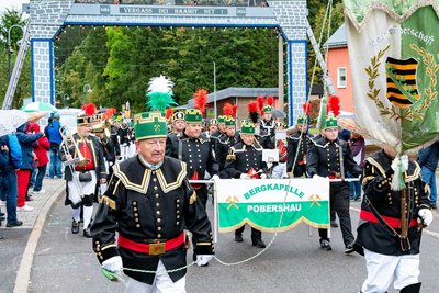 Eine von zwölf Bergkapellen im Festumzug: die Bergkapelle Pobershau.