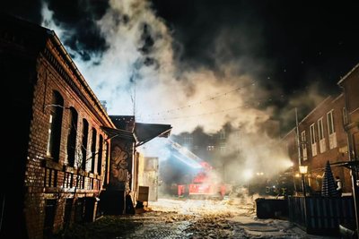 Zu einem Großbrand im Plauener Stadtteil Haselbrunn rückte in der Nacht zum 1. Januar die Feuerwehr aus.