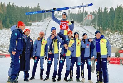 Das DSV-Team feiert Justin Lisso (oben), der am Samstag in der Klingenthaler Vogtland Arena Dritter wurde. 
