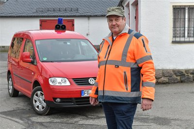 Das Feuerwehrgerätehaus in Mulda, hier 2022 mit Gemeindewehrleiter Gerd Saring, soll neu gebaut werden.