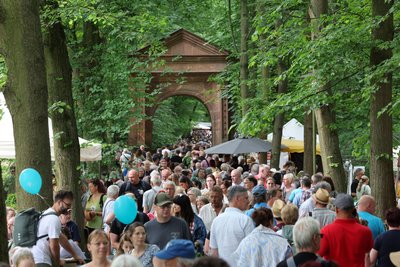 Ansturm zum Kräuter- und Pflanzenmarkt am „Tor der stillen Naturfreude“ in Waldenburg.