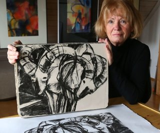 Isolde Roßner zeigt ihre Steinbock-Lithographie, die ab Donnerstag bei einer Ausstellung in Dresden zu sehen ist.