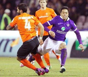 Bei diesem Zusammenprall mit Darmstadts Aytac Sulu zog sich Aues Angreifer Bobby Wood die schwere Knieverletzung zu.