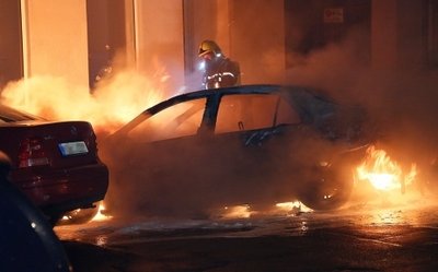 Brennender Renault auf dem Sonnenberg, kurz nach dem Outing.