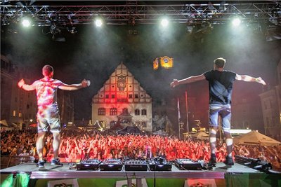 "Gestört aber geil" ließ zum Spitzenfest 2022 den Plauener Altmarkt beben. 