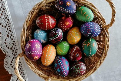 Am 23. und 24. März kommt der Osterhase ins Textil- und Rennsportmuseum. Von 10 bis 17 Uhr können Kinder und Erwachsene Osterkörbchen basteln und Ostereier nach sorbischem Vorbild bemalen.