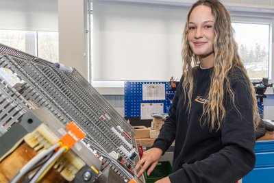 Pauline Meyer bestückt Schaltschränke. Sie lernt den Beruf der Elektronikerin in der Fachrichtung Energie und Gebäudetechnik.