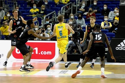 Alba Berlin stoppt man nur als Team. Hier versuchen es die Chemnitzer Spieler Mindaugas Susinskas, Isiaha Mike, Jonas Richter und Frantz Massenat (von links) im Ligaspiel gegen Malte Delow vom amtierenden Deutschen Meister. Die Partie ging zwar verloren. Doch in der aktuellen Pokalrunde haben die Niners bereits gegen die Topteams aus Ulm und München sehr gut harmoniert - und beide aus dem Turnier geworfen. 