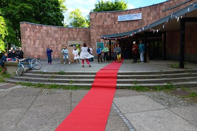 Mit dem roten Teppich spielen die Aktivisten auf die zeitgleich im Opernhaus stattfindende Europäische Kulturpreisgala mit prominenten Gästen an.
