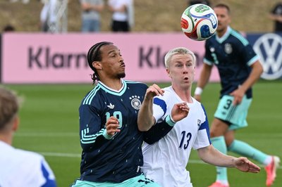 Leroy Sané (l) ist zum Herausforderer von Youngster Lennart Karl geworden.