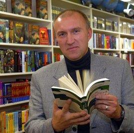 
              <p class="artikelinhalt">Buchhändler Jan Lässig aus Mittweida liest derzeit "Träum weiter!" von Stefan Rehberger. </p>
            