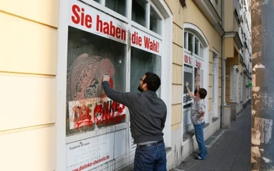 Putzaktion vor Susanne Schapers mit Parolen beschmiertem Bürgerbüro.