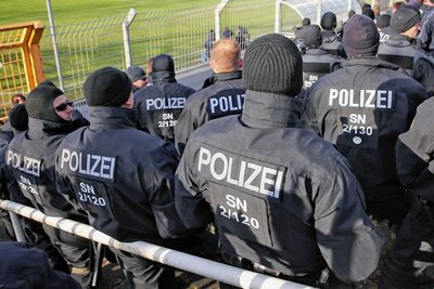 Die Polizei will am Dienstag konsequent die Anhänger der beiden Vereine trennen. 