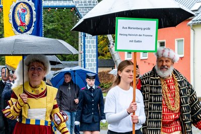 Herzog Heinrich und Gattin grüßen das Publikum.