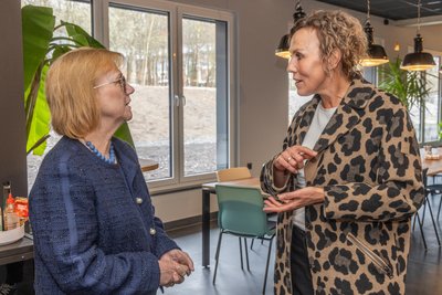 Geschäftsführerin Cathleen Fleischer (rechts) im Gespräch mit Cordula Hartrampf-Hirschberg von der Agentur für Arbeit.
