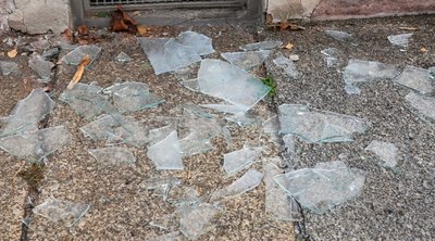 Nach dem Sprengstoffanschlag auf das Lokomov lagen die zerbrochenen Fensterscheiben vor dem Lokal.