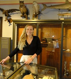 Freut sich auf die Kinder und deren Fantasie-Geschöpfe: Sandra Hofmann-Trepák in der naturkundlichen Sammlung von Burg Mylau. 