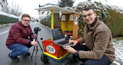 Richard Winkler (links) und Dennis Karatas drehen mit ihrem improvisierten "Übertragungswagen" regelmäßig ihre Touren durch Lichtenstein. Sie wollen zeigen, dass in der Stadt etwas geht. Ihr Programm beinhalt Alltag, Kultur, Wirtschaft, Humor, aber auch lokalpolitischen Themen. 
