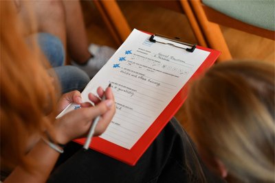 Nach den Berichten der Akteure konnten die Schüler mit ihnen ins Gespräch kommen und über Fragebögen mitteilen, wie sie die Darstellungen erlebt haben.