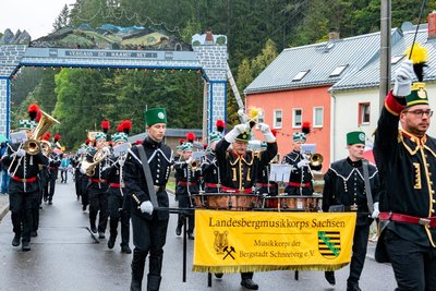 Aus Schneeberg marschiert das Landesbergmusikkorps Sachsen mit.