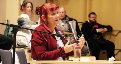 Sabine Ebert: Die Autorin lebt zwar seit einiger Zeit nicht mehr in Freiberg, hat ihrer Wahlheimat aber nicht den Rücken gekehrt. Ihr jüngster Roman "Die zerbrochene Feder" spielt in weiten Teilen in der Bergstadt. So verwundert es nicht, dass die Autorin als Ort für die Deutschlandpremiere des Werkes Anfang November die Freiberger Nikolaikirche wählte. Inzwischen ist bereits die zweite Auflage erschienen.  freiepresse.de/ebert2021