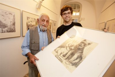 Zeichner Wilhelm Mühsam zeigt derzeit einige seiner Arbeiten zum Thema Hund in der Galerie e.o.plauen. An seiner Seite: Galerie-Mitarbeiter Lars Hamann.
