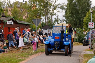 Großer Bahnhof am kleinen Bahnhof in Ursprung beim Festumzug zum 800. Jubiläum.