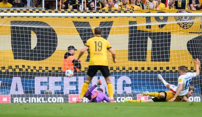  Vincent Vermeij (Dynamo Dresden, r) erzielt das Tor zum 2:0.