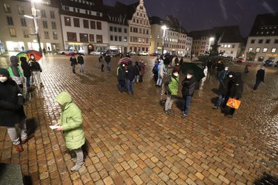 Ab 17.30 Uhr versammelten sich Bürger auf dem Obermarkt, um gegen die Corona-Demonstrationen, Hass und Hetze zu demonstrieren. Aufgerufen dazu hatte das Bündnis "Freiberg für alle". 