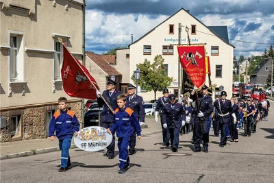 Mehr als 40 Feuerwehrautos aus verschiedenen Epochen sind am Samstagnachmittag durch Mühlau gefahren. Das war ein Höhepunkt anlässlich des 150-jährigen Bestehens der Freiwilligen Feuerwehr Mühlau. Am 16. Dezember 1872 hatte Pastor Hugo Schäcker die Rettungstruppe gegründet. Er wurde gleichzeitig der erste Wehrleiter. Der Festumzug, begleitet von einer Schalmeienkapelle, begann am Feuerwehrgerätehaus und führte durch Teile des Ober- und des Unterdorfs. Anschließend fand eine Technikschau statt. Das Fest war um 11 Uhr mit einer Kranzniederlegung am Platz der Ermahnung eröffnet worden. Dort befindet sich ein Ehrenmal zum Gedenken an die Gefallenen aus dem Ersten und Zweiten Weltkrieg. Im Ersten Weltkrieg hatten auch zehn Kameraden ihr Leben gelassen, Daten vom Zweiten Weltkrieg sind nicht bekannt. Bei einem Tag der offenen Tür in der Feuerwache wurde über die wechselvolle Geschichte informiert.bj