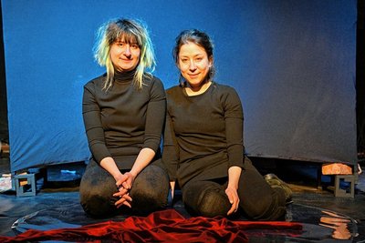 Carmen (links) und Julia Bianca Jung sind das Duo "Jung&Jung". Gemeinsam machen sie Figurentheater. Die zweieiigen Zwillinge stammen aus Stuttgart. Carmen lebt in Chemnitz, Julia Bianca in Berlin. 