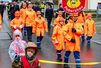 Die Pobershauer Feuerwehr mit ihrem Nachwuchs.